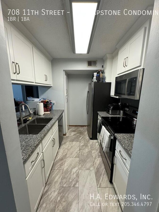 Building Photo - 708 11th St