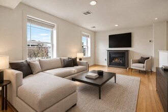 Building Photo - 921 Lombard St