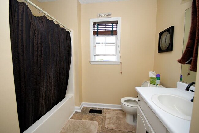 Building Photo - 100 Suttons Run, Goldsboro, NC 27534