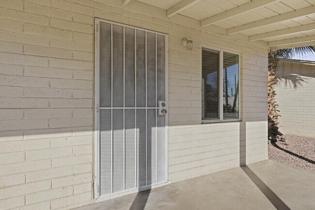 Building Photo - 623 S Country Club Dr