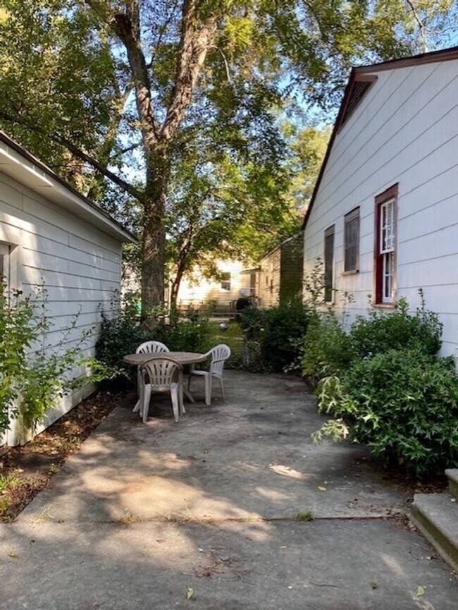 Foto del edificio - BELOW MARKET!  Amazing 3/2 Ranch On Corner Lot With Detached Garage &  HUGE Workshop!