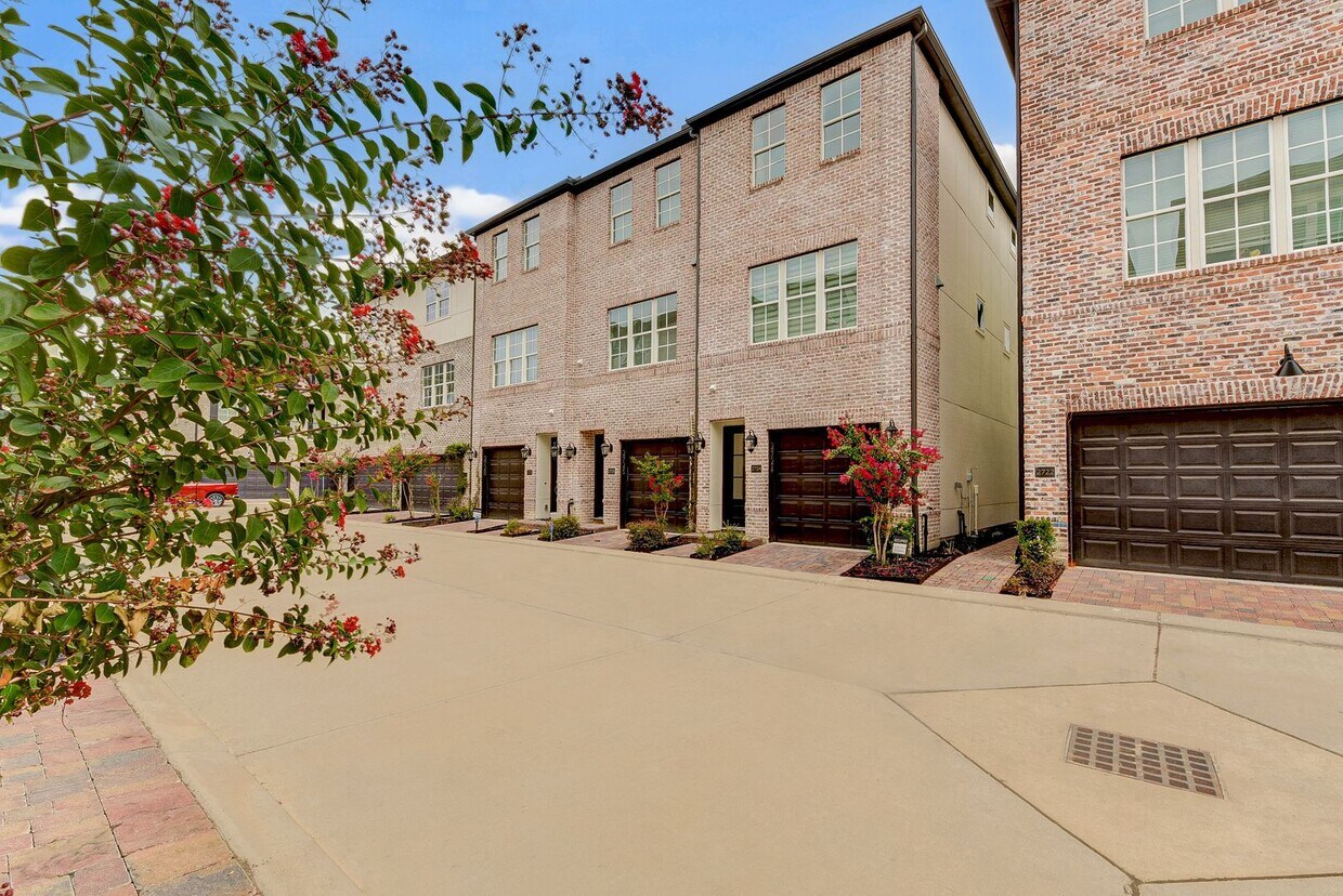 Foto principal - Luxury home located in Cottage Grove gated...