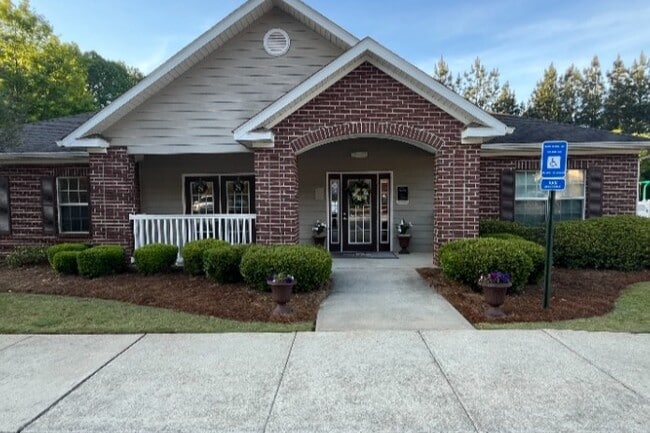 Building Photo - Skyline Trace Apartments