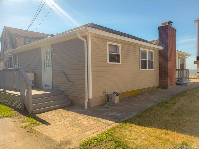 Building Photo - 224 Cosey Beach Ave