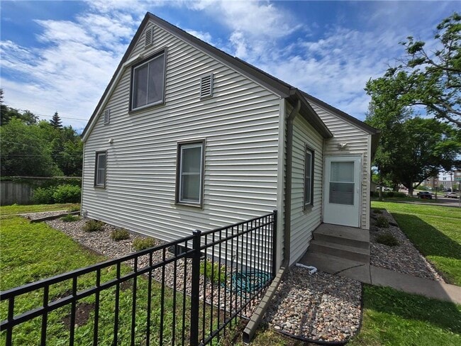 Building Photo - 3858 Wooddale Ave S