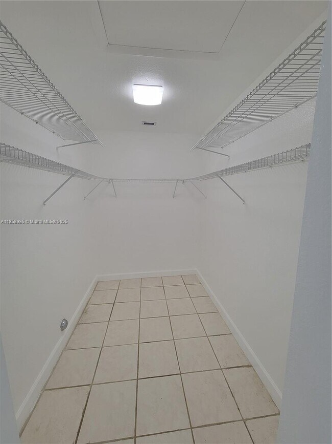Building Photo - $3,100MONTHLY;35 SW 7TH ST #2 HALLENDALE B...