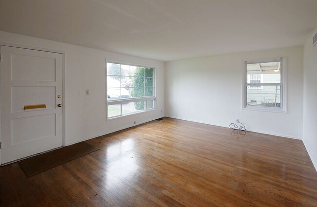 Building Photo - Charming 4-Bedroom Home in Seattle – Avail...