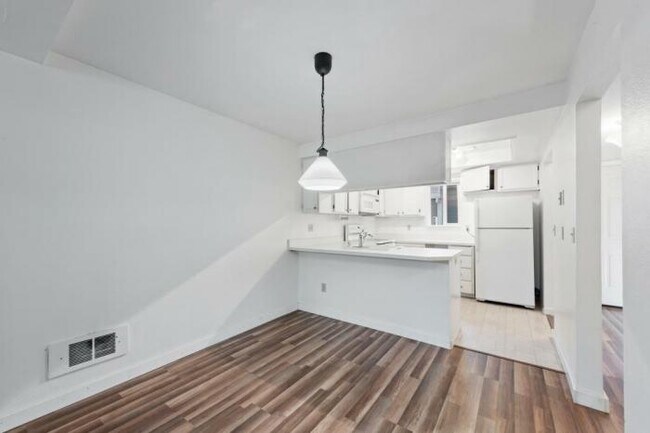 Building Photo - 2 bedroom in Bellevue WA 98004