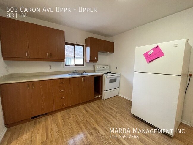Photo du bâtiment - COZY 2 BED/1 BATH UPPER DUPLEX ON CARON 40% OF HYDRO, WATER & GAS!