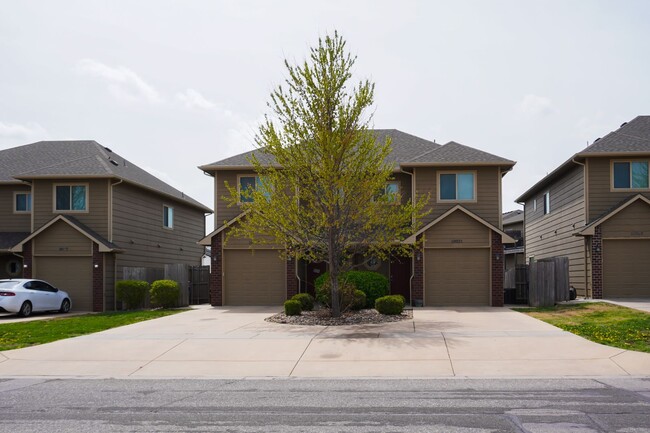 Building Photo - 3-Bed Duplex w Garage + Fenced Yard - $500...