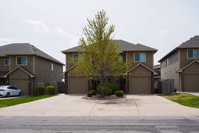 Building Photo - 3-Bed Duplex w Garage + Fenced Yard