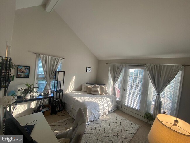 Foto del edificio - 750 N Vermont St