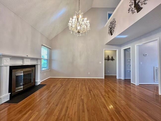 Foto del edificio - 3 Bed, 2.5 Bath Home w/ 2 Car Garage and Bonus Room