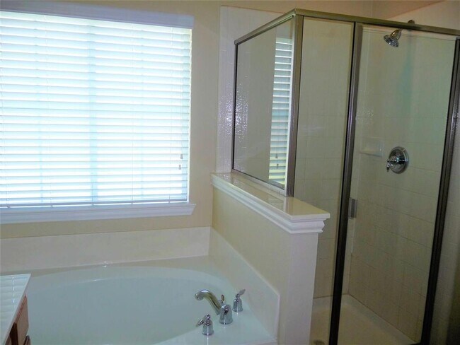 Building Photo - 2428 Foxwood Ln