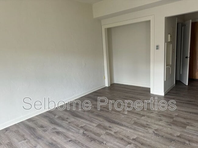 Building Photo - 2501 Ivy Dr