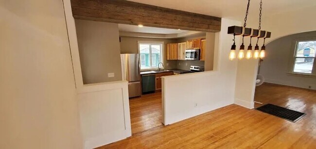 Building Photo - Charming 2 Bedroom, 1.5 Bathroom Home for ...