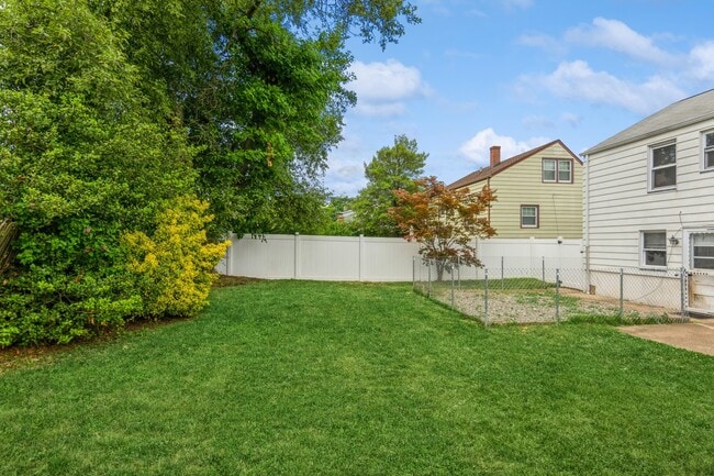 Building Photo - 1036 Mopsick Ave