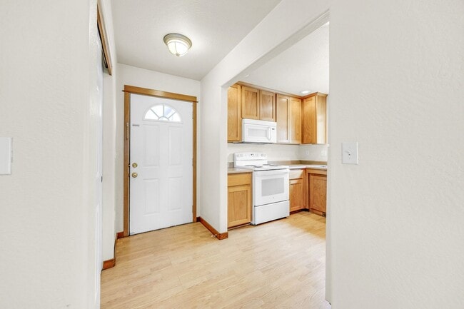 Foto del edificio - Comfortable 2-Bedroom 2-Bathroom Upstairs ...