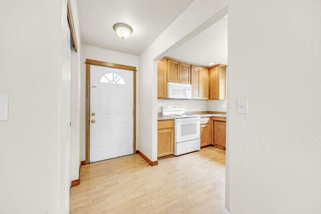 Building Photo - Comfortable 2-Bedroom 2-Bathroom Upstairs ...