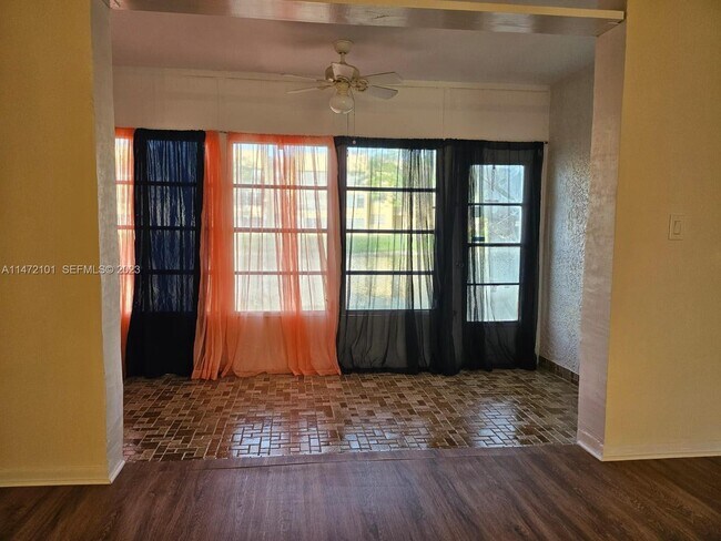 Foto del edificio - 5940 NW 64th Ave