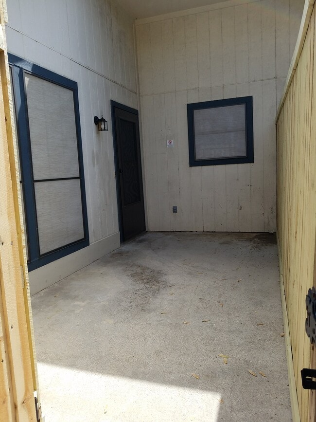 Building Photo - 1214 S Rogers Rd