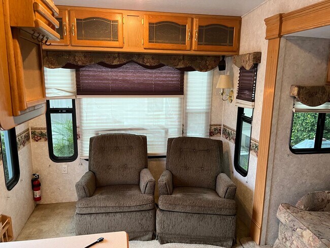 Building Photo - Spacious Trailer Home For Rent!