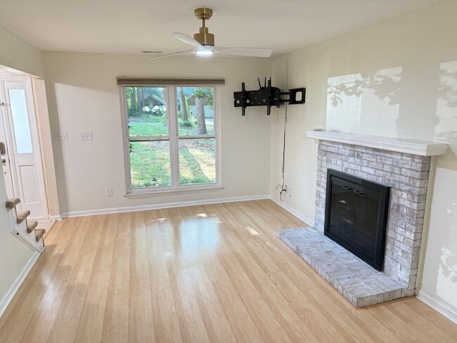 Building Photo - Spacious 3BR Home with Fenced Yard & Outdoor Living in Prime Location!