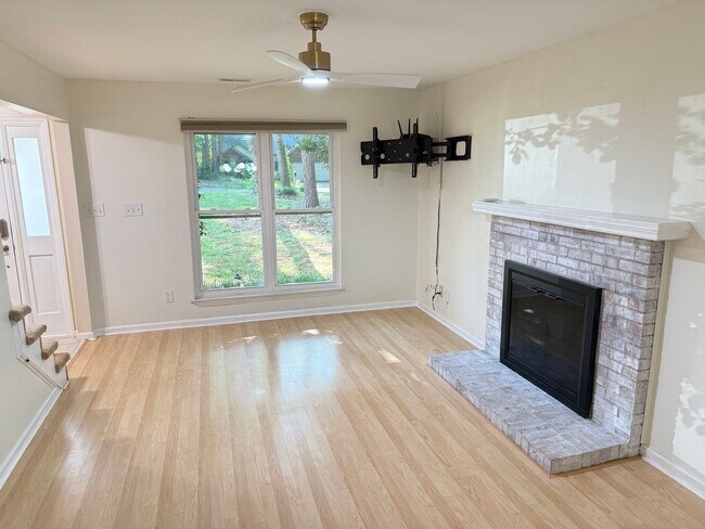 Foto del edificio - Spacious 3BR Home with Fenced Yard & Outdoor Living in Prime Location!