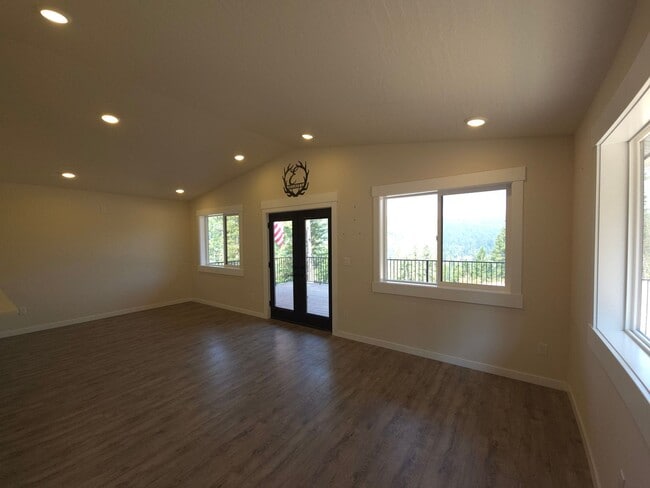 Building Photo - 3835 Pine Creek Rd