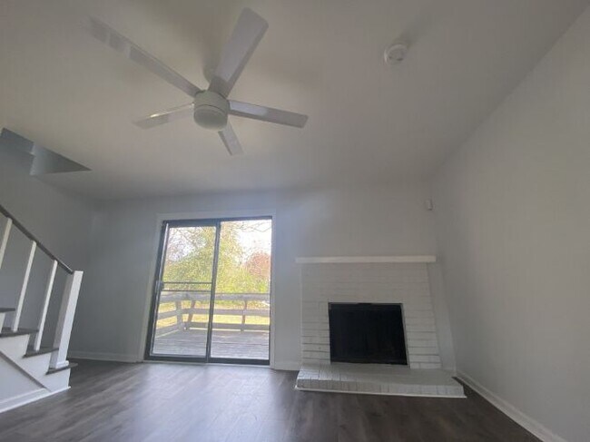Building Photo - 1237 N Graycroft Ave