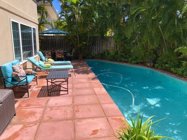 Foto del edificio - 3/2.5/2 in Kahala, Minimum One-Year Lease