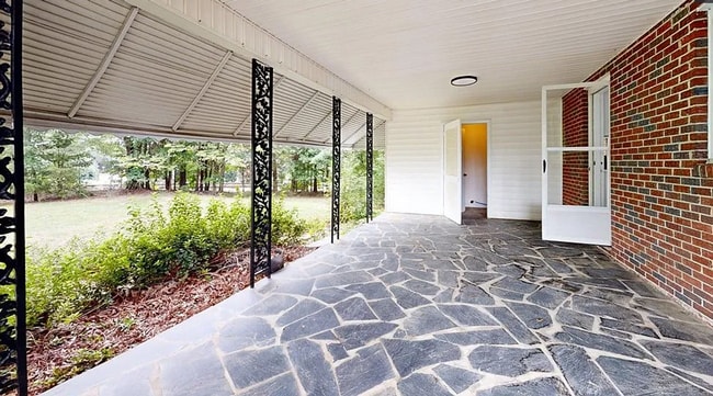 Building Photo - PENDING 3 Bed 2 Bath Home