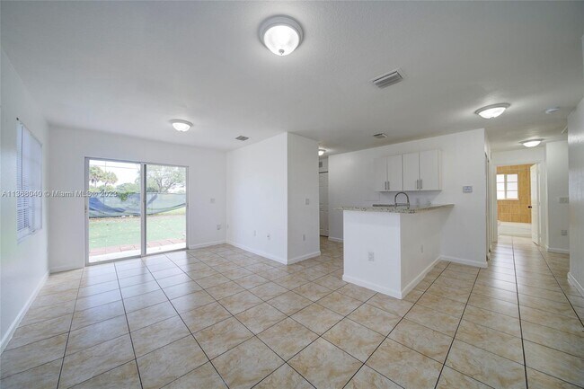 Foto del edificio - 2261 NW 61st St