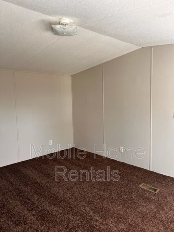 Building Photo - 2072 Evans Dr