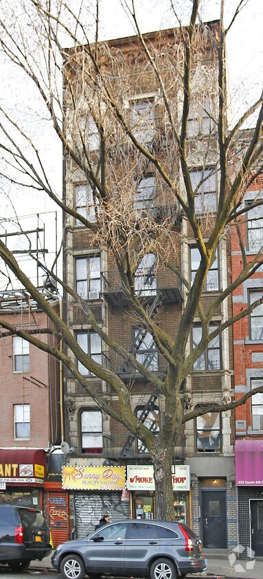 Foto principal - 233 S 4th St