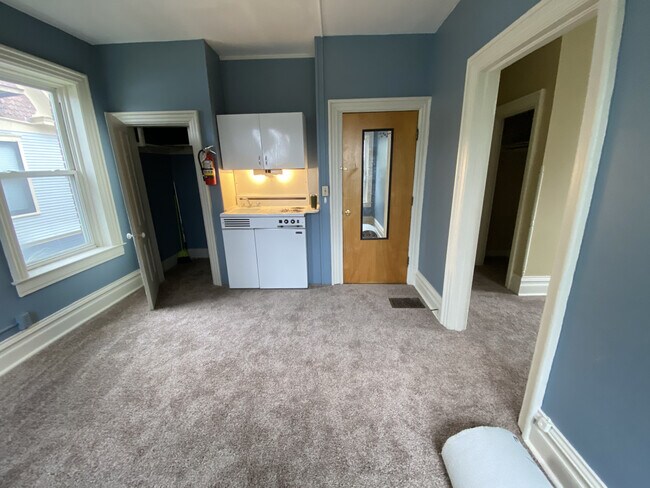 Building Photo - 527 E College St Apt. 3