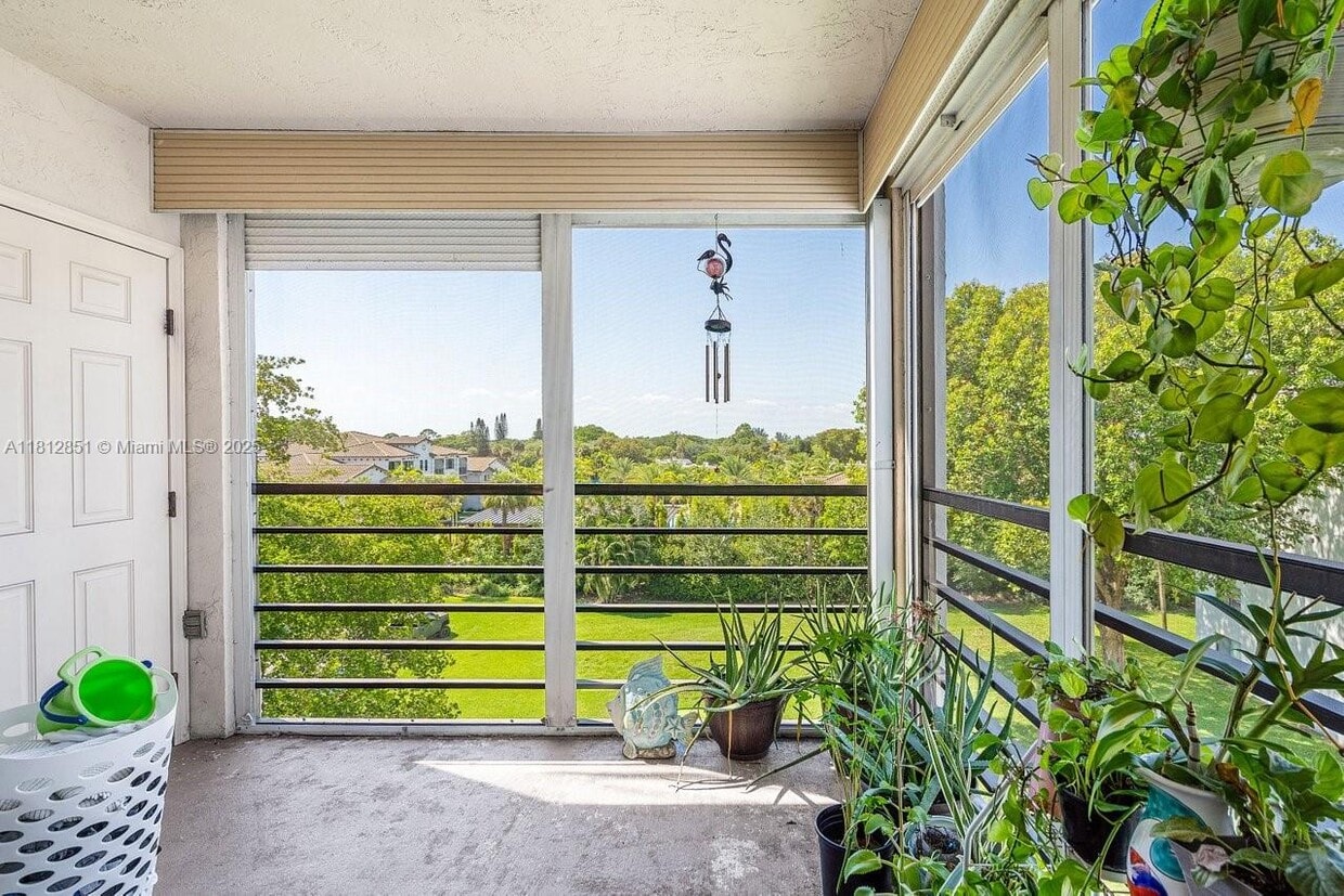 Foto principal - 9235 SW 8th St