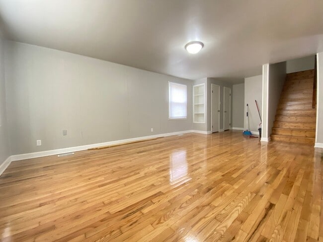 Building Photo - 3 Bed 1.5 Bath Home In Gary