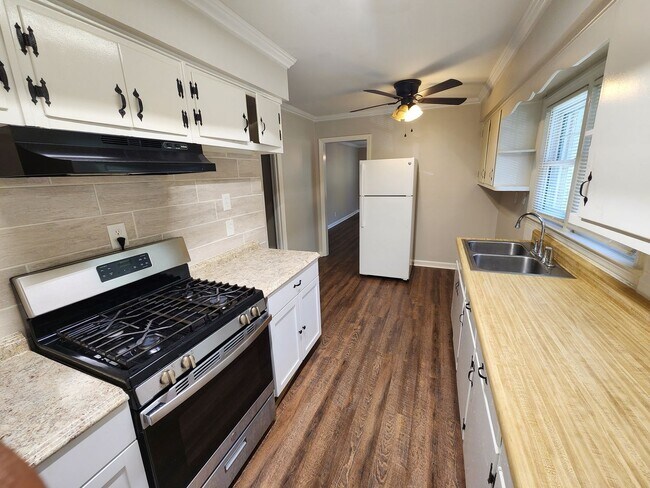 Building Photo - Southern Charm