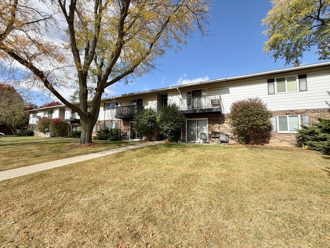 Building Photo - 1810 Greenway Cross