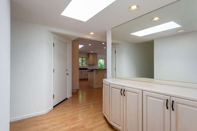 Building Photo - Charming Barron Park Ranch 3bd/2bth Home