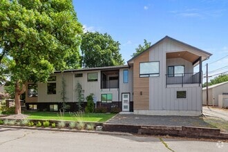 Building Photo - 902 E Bancroft Ave