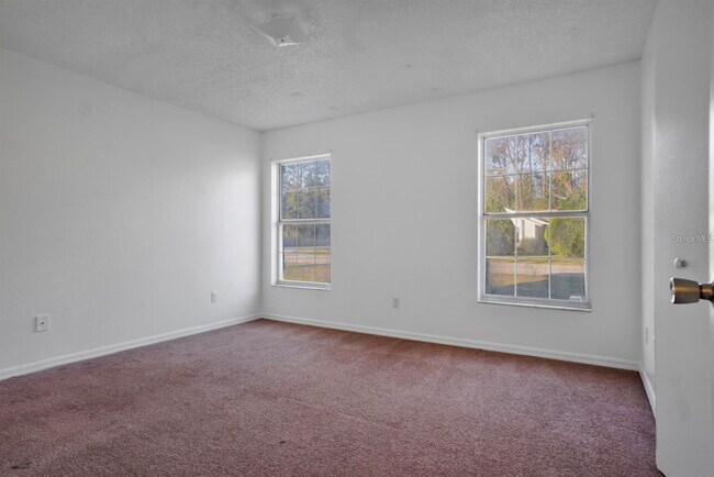 Building Photo - Spacious Rental Available Now, Silver Springs Shores!