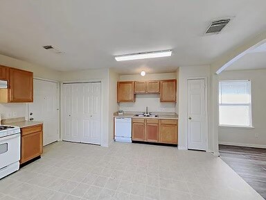 Foto del edificio - 6415 Austinville Dr