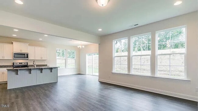 Foto del edificio - Room in House on Burford Wy