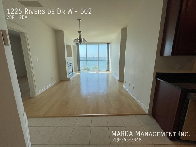 Photo du bâtiment - WATERFRONT CONDO 2 BED/2 BATH CONDO -RIVERSIDE DR + HYDRO & GAS!