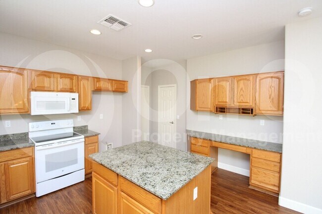 Building Photo - 3313 E Roadrunner Dr