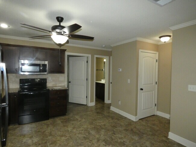 Foto del edificio - Popular Area Townhome 4329 NE 83rd St.