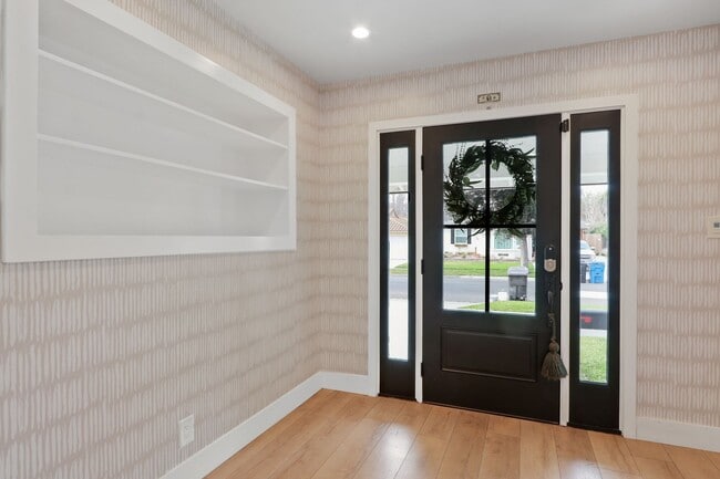 Building Photo - 3 bed 2 bath remodeled home features rustic charm blended with contemporary elegance