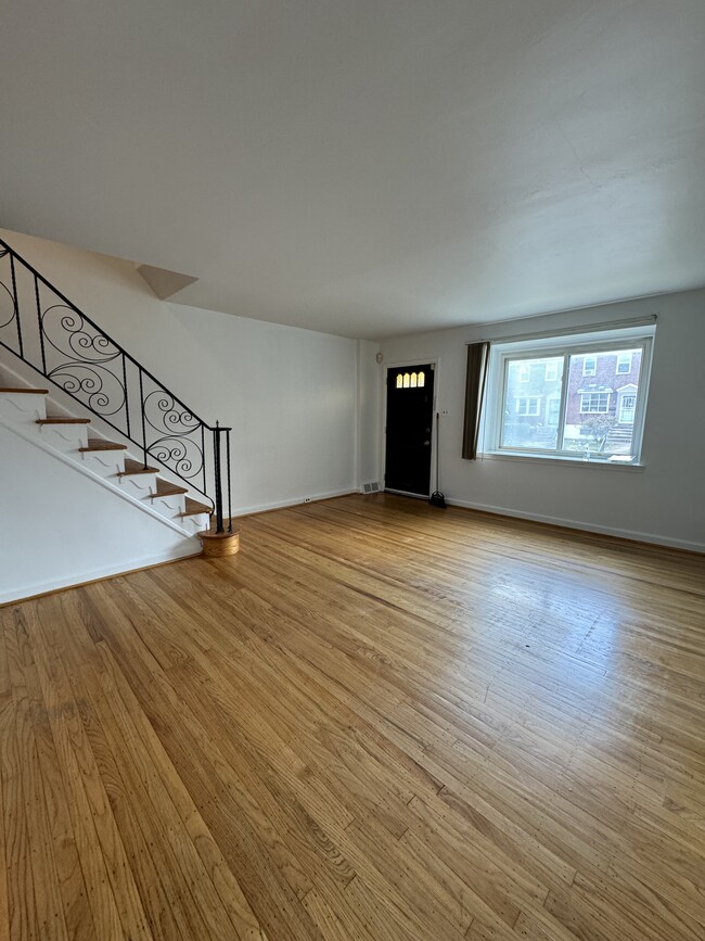 Living room 4 - 205 W Colonial St